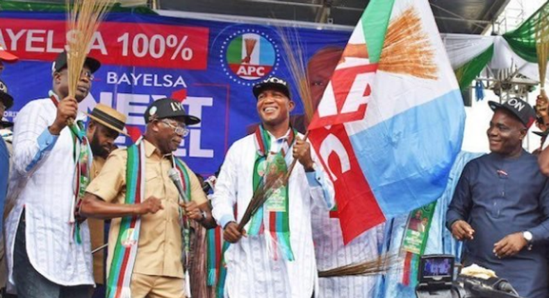 In the middle: National Chairman of the All Progressive Congress, Adams Oshiomhole and the party's governorship candidate, David Lyon during APC campaign in Bayelsa State.  (TheCable)