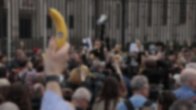 Akcja "Jedzenie Bananów Przed Muzeum Narodowym"