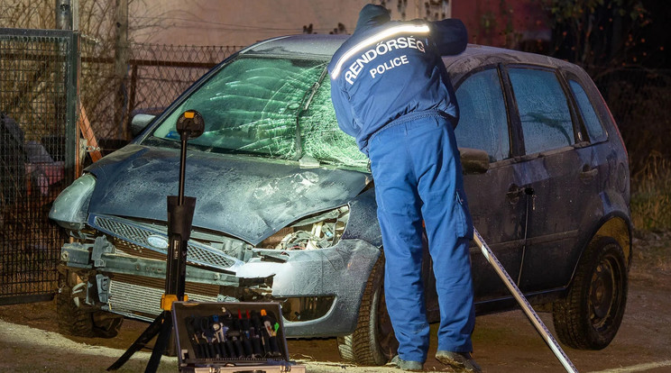 A 26 éves, ittasan vezető sofőr autóját vizsgálják a szakértők. Egy fiatal párt gázolt el, egyikük meghalt/halasinfo.hu