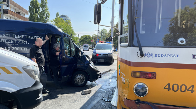 Halottaskocsi hajtott a villamosba, egy ideig szünetelt a közlekedés / Fotó: Czerkl Gábor