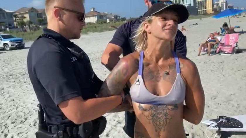 USA: kobieta ubrała się tak na plażę. Zakuli ją w kajdany
