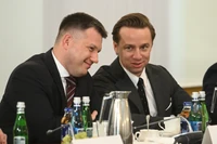 Służalczość PiS wobec Trumpa jest żenująca. Konfederacja już zaciera ręce [OPINIA]