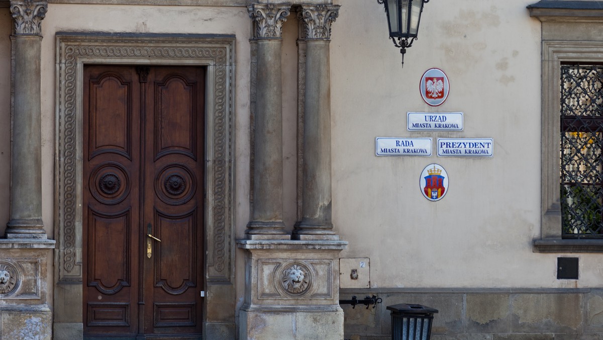 Trzy urzędniczki krakowskiego magistratu zostały dziś zatrzymane przez agentów Centralnego Biura Antykorupcyjnego. Chodzi o załatwianie mieszkań komunalnych oraz lokali użytkowych w ścisłym centrum miasta, w zamian za łapówki. Proceder trwał w latach 2015-2017.