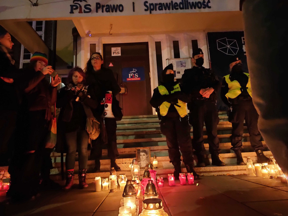 Protest pod hasłem "Ani jednej więcej" w Szczecinie. Znicze pod siedzibą PiS