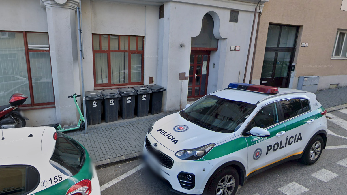 Policajné autá pred dopravným inšpektorátom v Bratislave