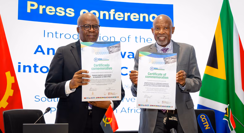 O governador do Banco de Reserva da África do Sul, Lesetja Kganyago, e o governador do Banco Nacional de Angola, Manuel Tiago Dias, anunciam a introdução do kwanza no sistema SADC-RTGS.
