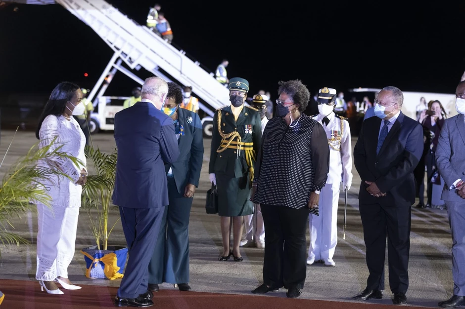 Princ Čarls po dolasku na Barbados