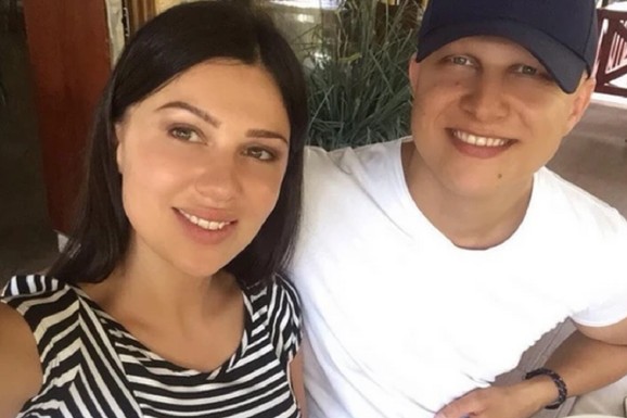 BRAT JE NE ISPRAĆA U ELITU Stanija ulazi u rijaliti i NIJE JOJ DOBRO, a sad se oglasio Sani Dobrojević i pokazao gde se nalazi: Sestra mu nije blizu (FOTO)