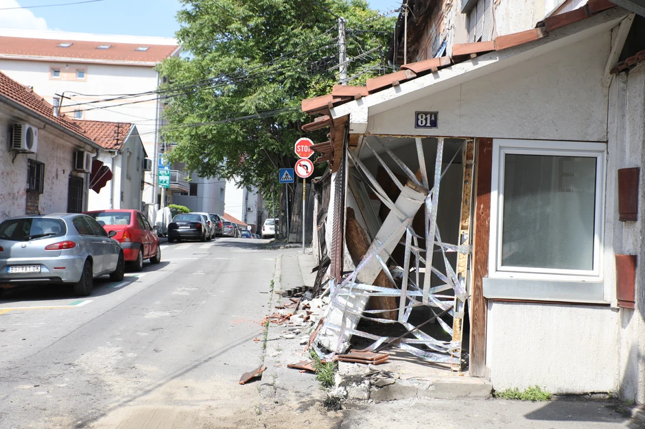 Ulaz u kuću u Šumatovačkoj ulici potpuno uništen 