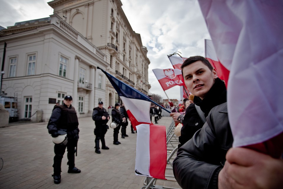 Zwolennicy PiS przed pałacem, fot. Maciej Stankiewicz