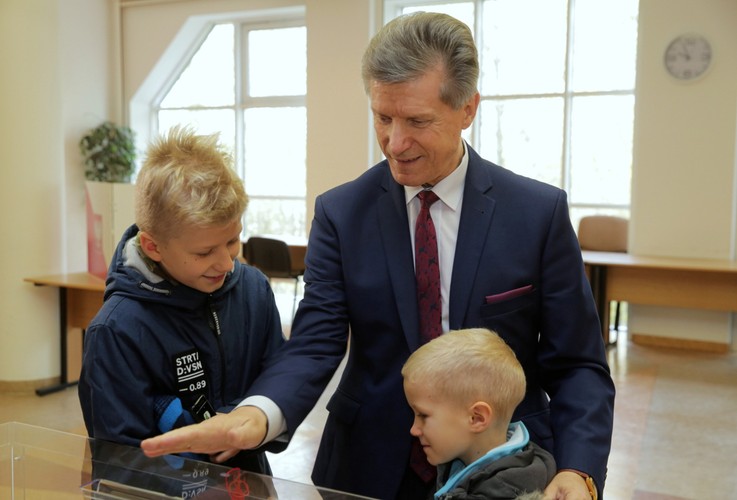 Kandydat na prezydenta Olsztyna Czesław Jerzy Małkowski, pełniący ten urząd przez 2 kadencje i odwołany w wyniku referendum, głosuje z rodziną w II turze wyborów samorządowych w Olsztynie.