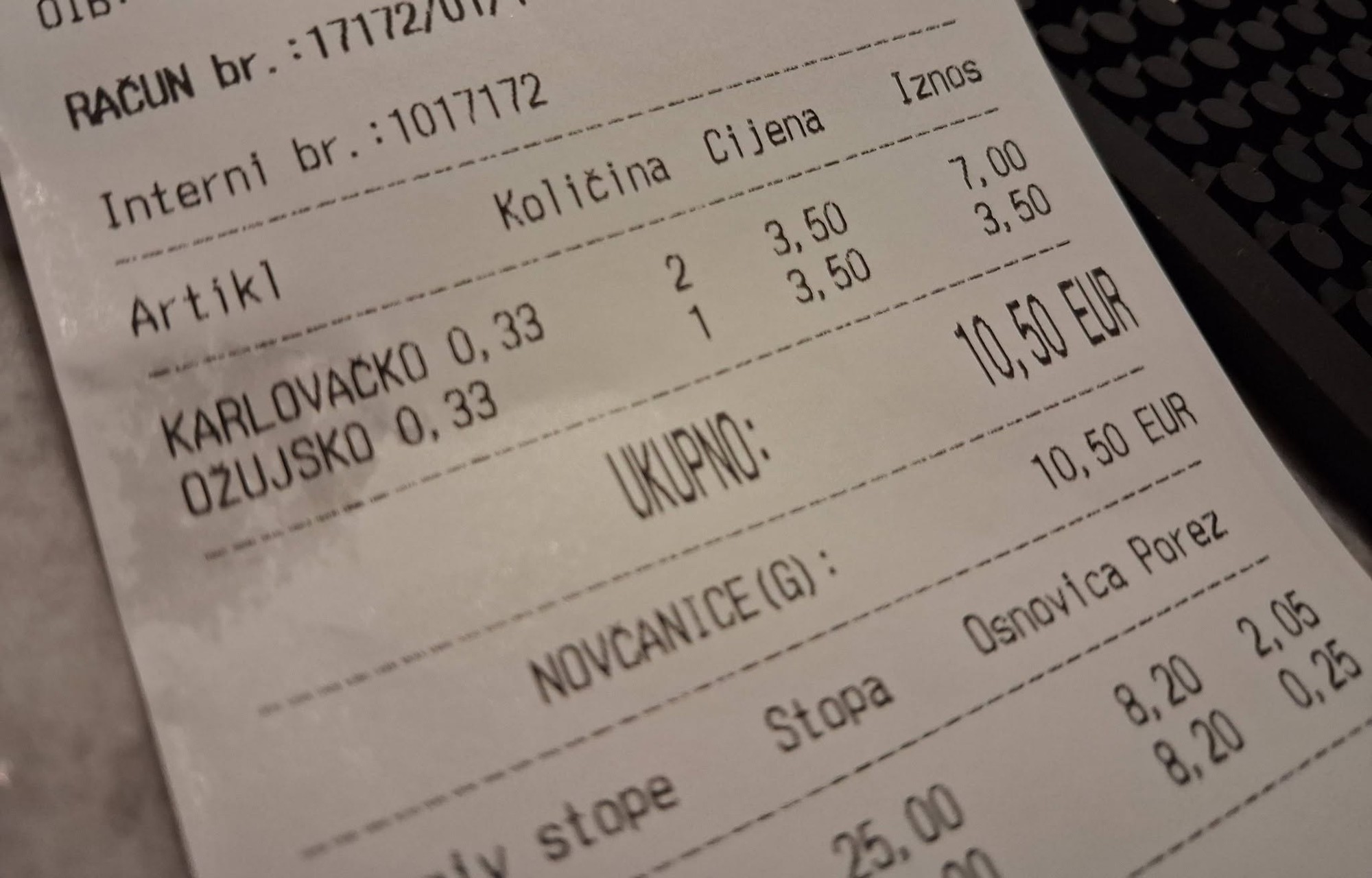 Muž ukázal svoj účet.