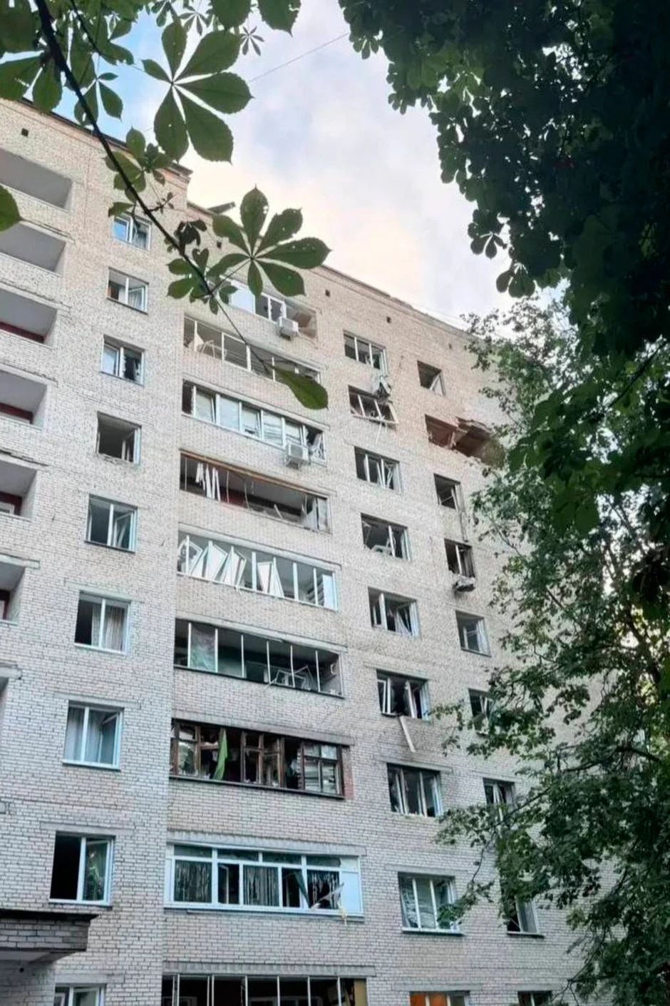 Oštećena zgrada u napadu ukrajinskih dronova u Moskovskoj oblasti 13. jula