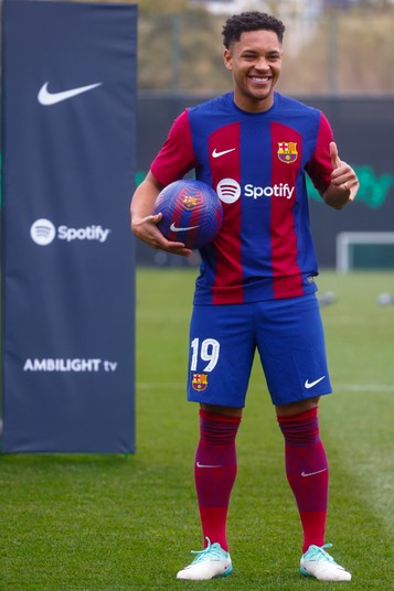Vitor Roque oficjalnie zaprezentowany przez Barcelonę