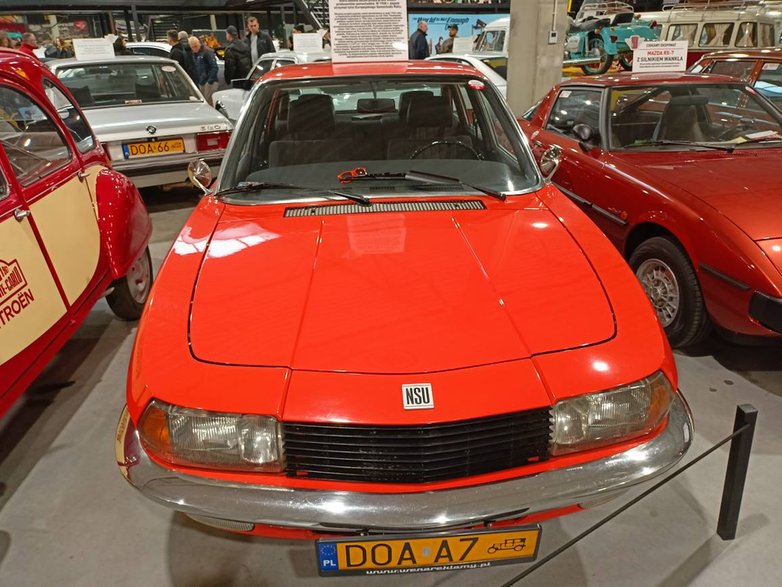 Wyjątkowy NSU RO 80 z 1975 roku. Samochód wyróżnia się ponadczasową stylistyką nazwaną "Keilform" (klin)