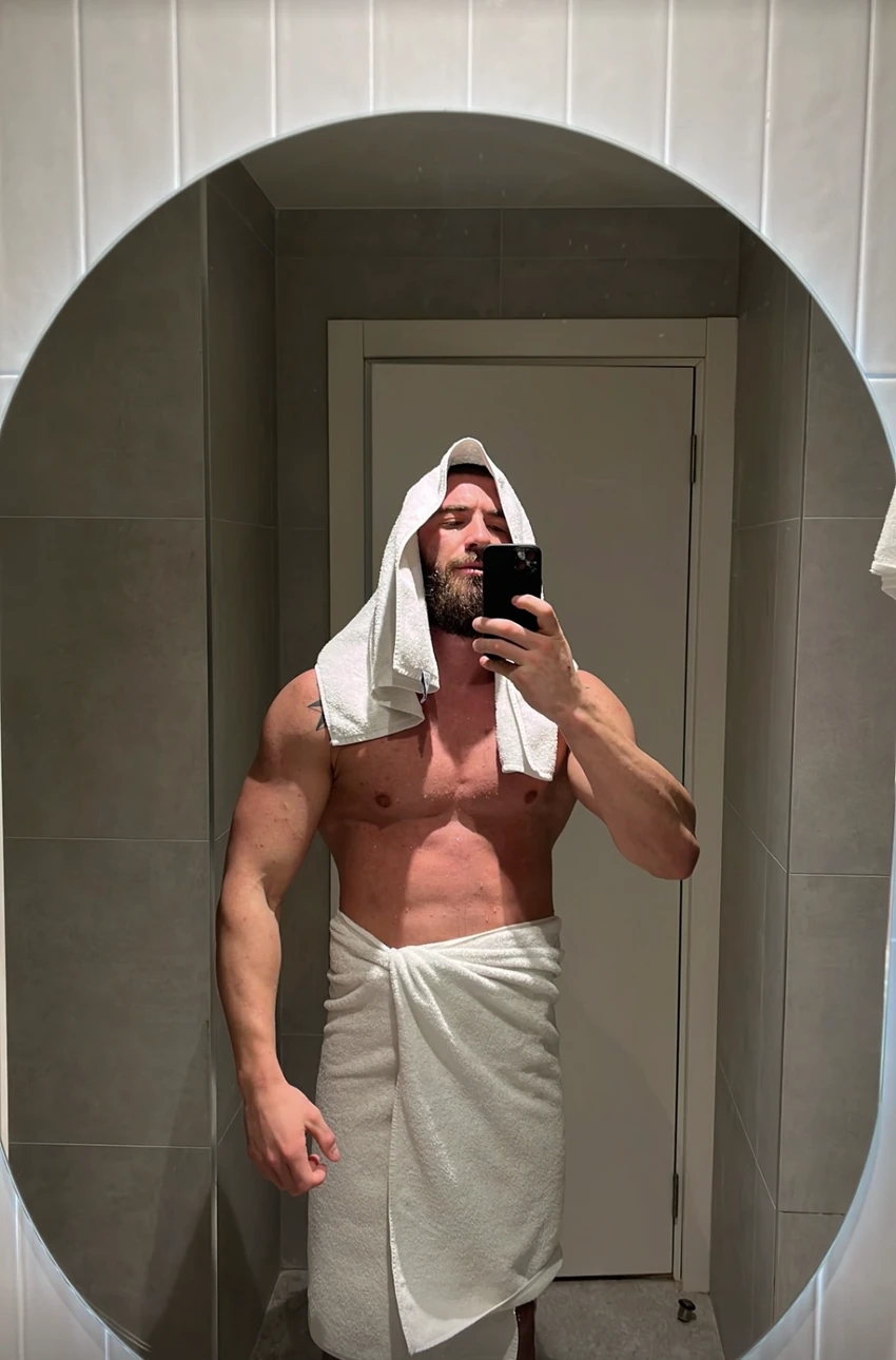 Bivši rijaliti učesnik se nabildovao i ne prestaje da se snima razgolićen