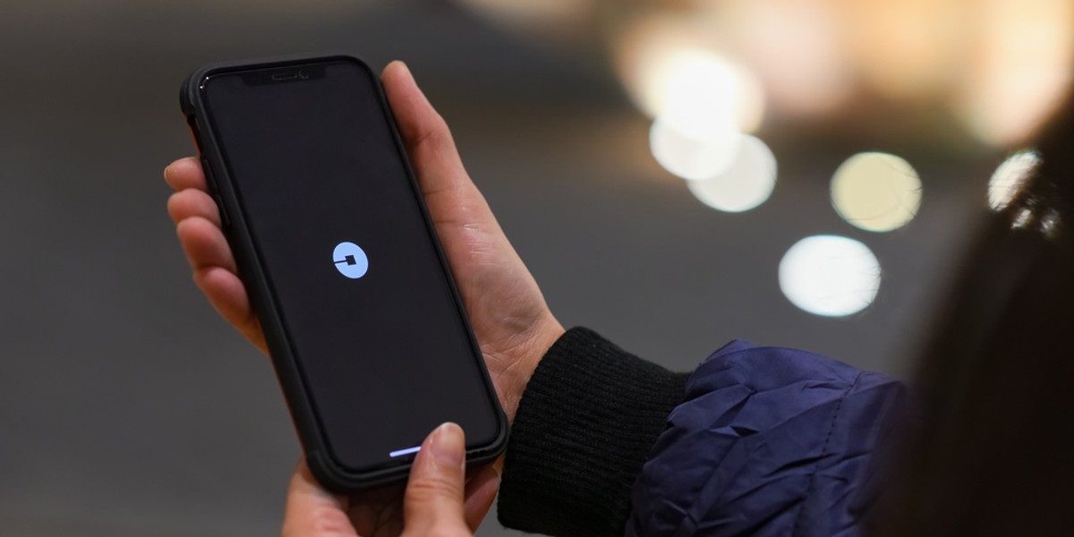 Przejazdy Uber Black mogą świadczyć kierowcy z minimalną średnią ocen 4,8 posiadający samochody ze skórzanymi fotelami określonych modeli i marek