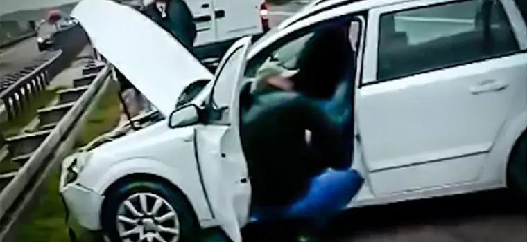 Nagle auto skręciło i uderzyło w bariery. Funkcjonariusze CBŚP pomogli kierowcy [WIDEO]