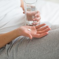 Reggeli előtt 30 vagy 60 perccel kell bevenni a pajzsmirigygyógyszert? Az orvos válaszol