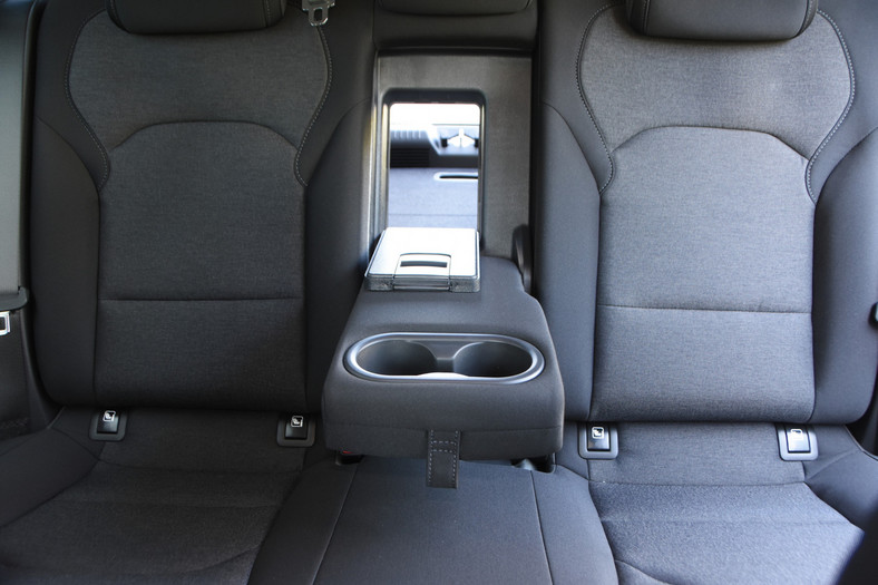 Hyundai: tylny podłokietnik oraz otwór na narty są seryjne w i30 w wersji Comfort. 