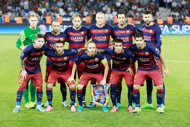 Dziewięć goli w meczu o Superpuchar Europy. Trofeum dla Barcelony