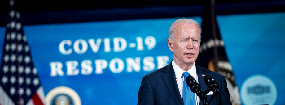 Joe Biden podpisze pakiet stymulacyjny w piątek. Niektórzy ekonomiści twierdzą, że pakiet jest zbyt duży, co spowoduje problemy