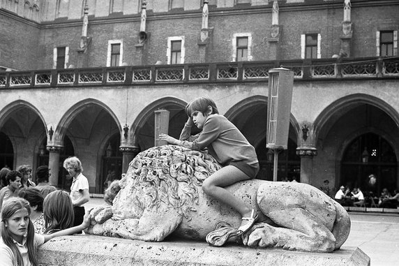 Na lwie pod ratuszem. Kraków Rynek Główny 1973 r.