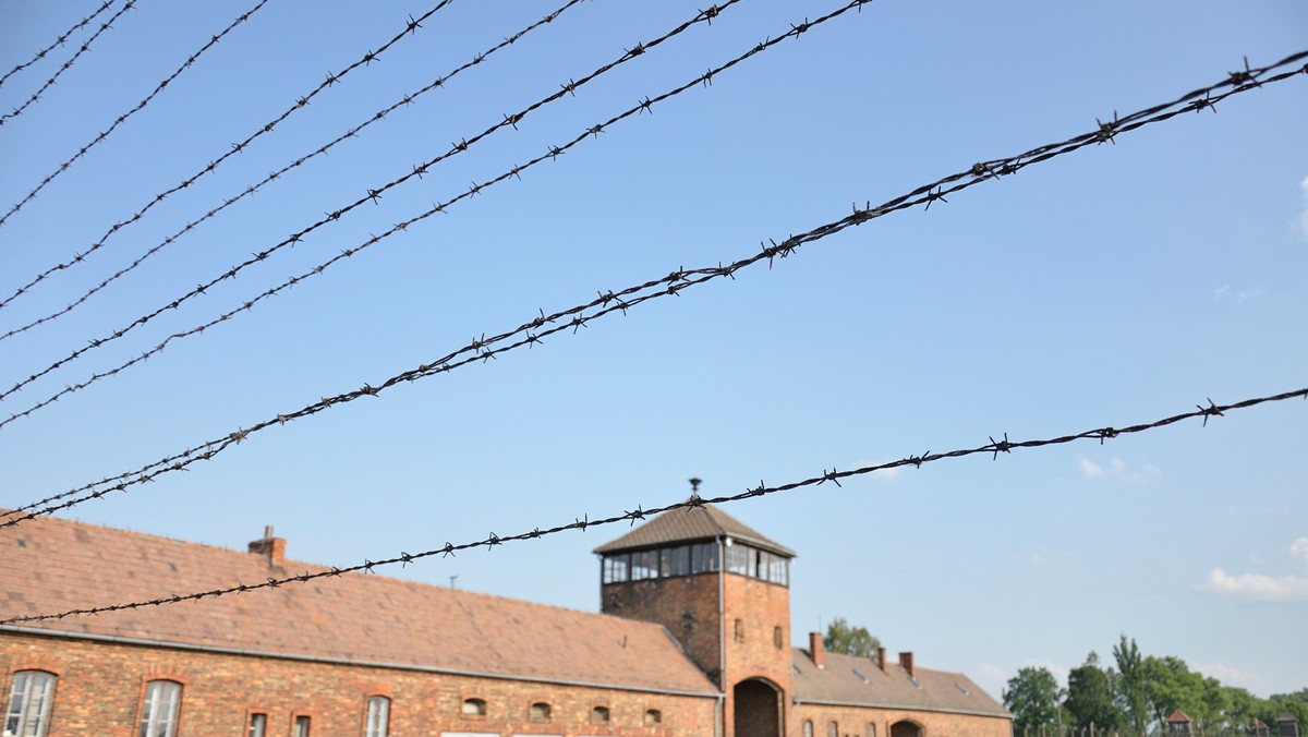 Za kradzież z byłego niemieckiego obozu Auschwitz porcelanowych izolatorów z historycznego ogrodzenia odpowie przed sądem dwóch turystów z Belgii. Grozi im do 10 lat więzienia – powiedział dzisiaj zastępca oświęcimskiego prokuratora rejonowego Mariusz Słomka.