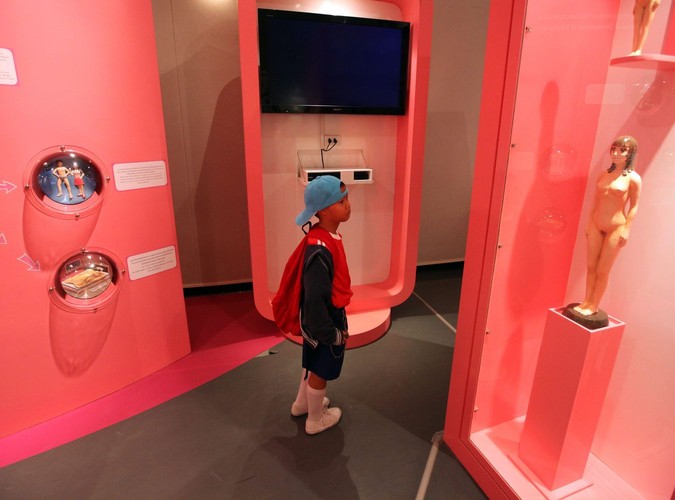 Tajski uczeń na wystawie zatytułowanej 'Zdrowie seksualne'