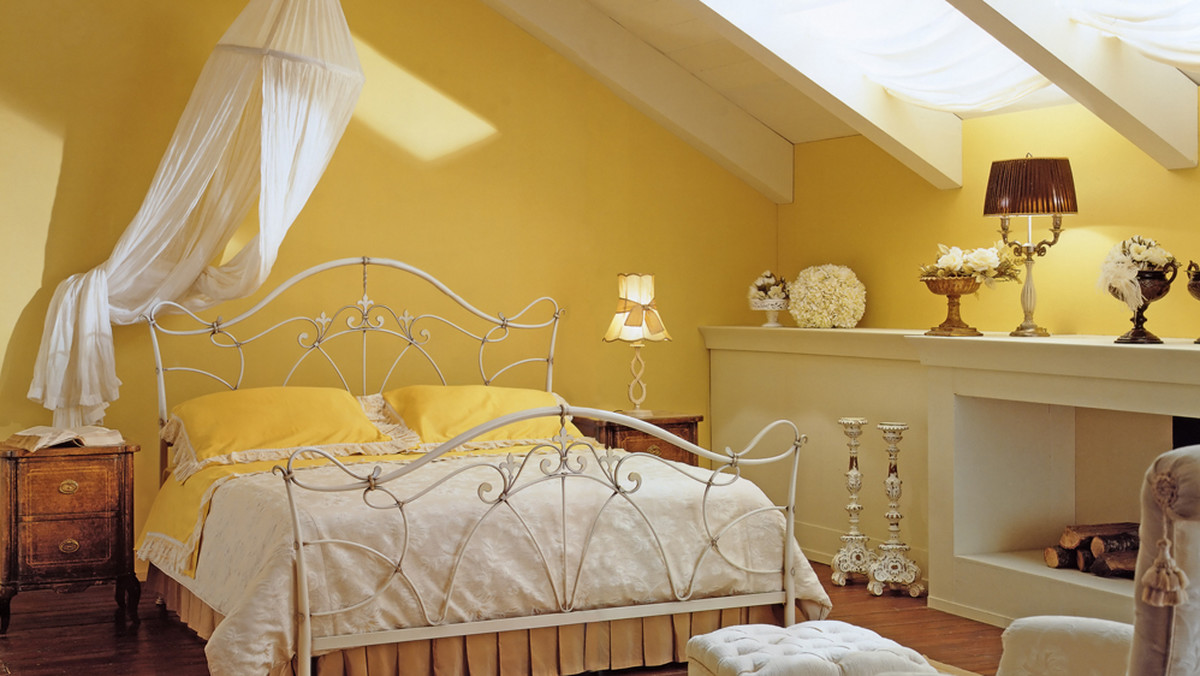 Wybór ciepłej kolorystyki sypialni jest bardzo przydatny w momencie, gdy pomieszczenie jest duże, przestrzenne lub ma wysoki sufit. Kolory jasne, mocne i wyraziste pomagają wywołać wrażenie przytulności i złagodzić "surowość" oraz pustkę dużej przestrzeni.