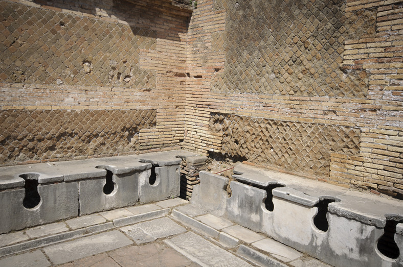 Publiczna latryna w Ostia Atica, niedaleko Rzymu
