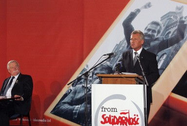 POLAND-SOLIDARITY-25YEARS-KWASNIEWSKI-WALESA