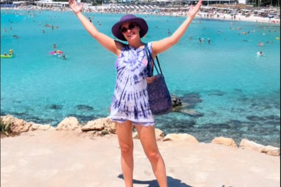 TETOVAŽA PREKO CELE ZADNJICE! Naša pevačica se okrenula na plaži i IZAZVALA NEVERICU: Sevaju obline na Kipru