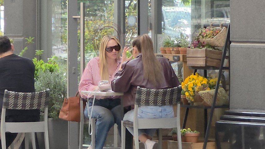 Luna i Anabela u kafiću