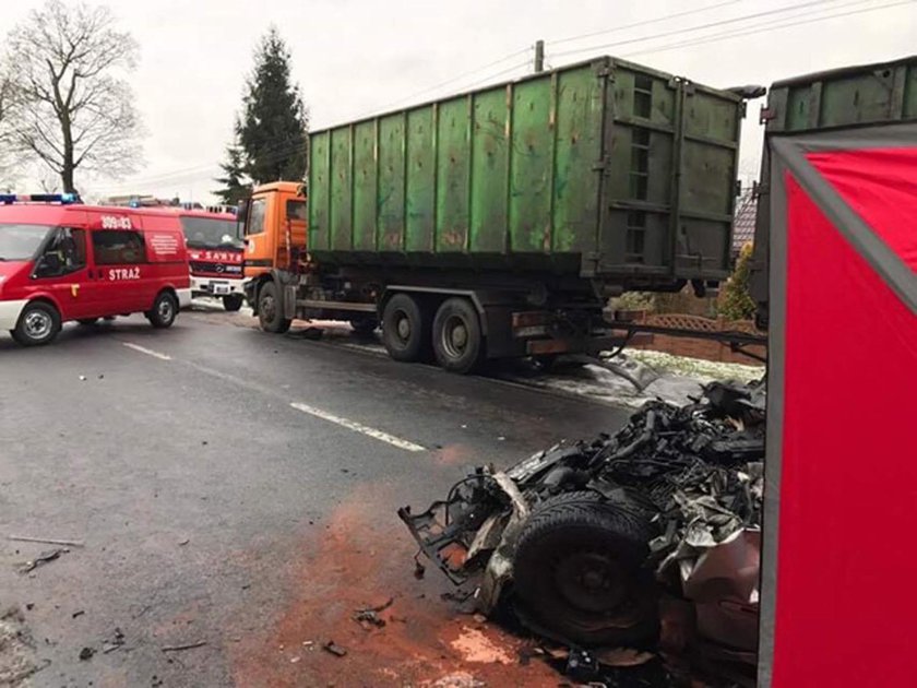 Mercedes roztrzaskał się o ciężarówkę. Zginął pasażer