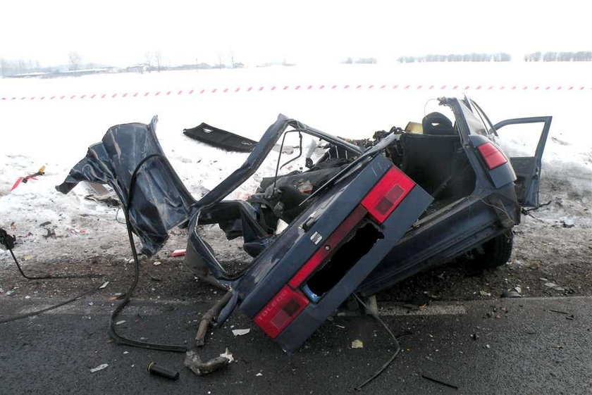 Wjechał prosto na tira. Wypadek w Kurzętniku. Seatem pod tira w Kurzętniku