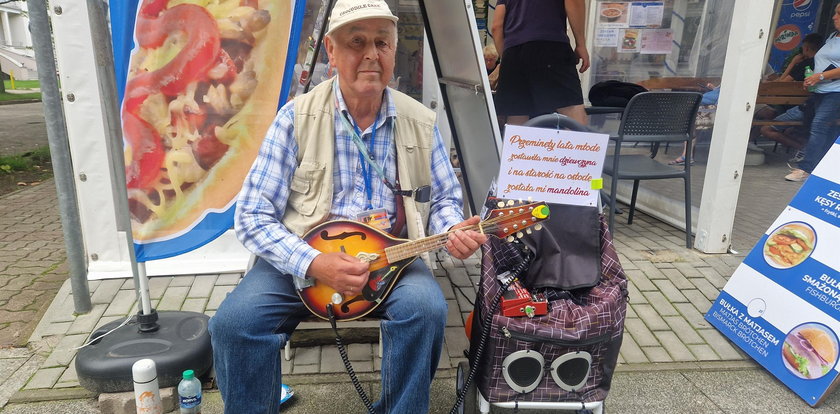 Zbigniew gra na ulicy w Kołobrzegu. Nie robi tego dla pieniędzy. Ma inny powód