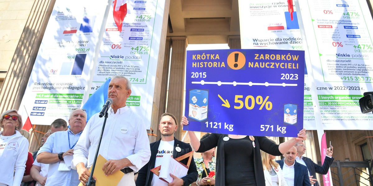 Nauczyciele ze związku ZNP pikietowali przed siedzibą Ministerstwa Edukacji i Nauki w Warszawie.