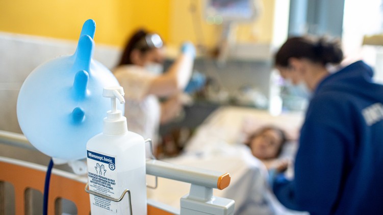 Felgyógyult a koronavírus-fertőzésből a 7 éves kislány, akit a Semmelweis Egyetem klinikáján kezeltek. 