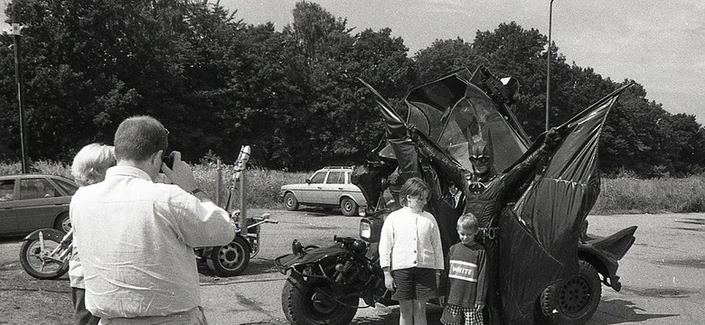 Plażowanie i... zdjęcia z Batmanem. Lato nad Bałtykiem w latach 90. [ZDJĘCIA]