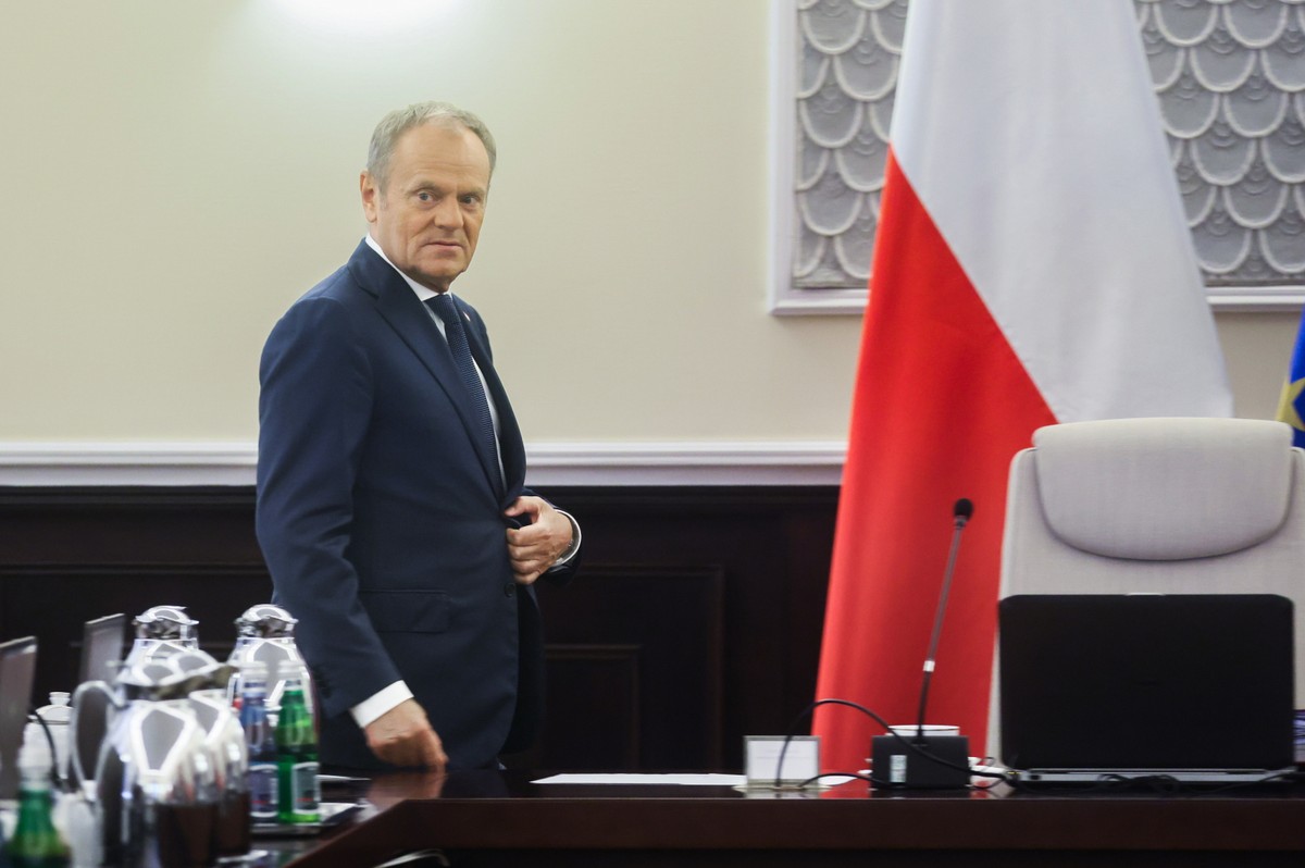 Premier Donald Tusk przed posiedzeniem rządu w KPRM w Warszawie