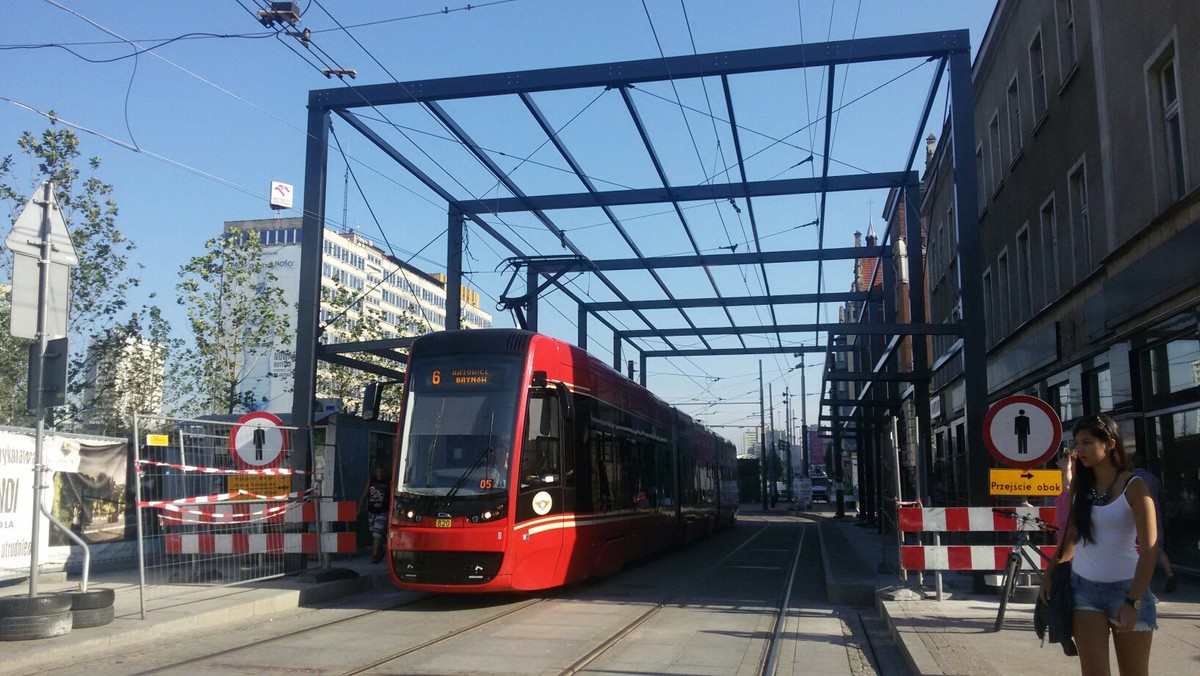 Przy katowickim rynku trwa budowa ogromnej wiaty przystankowej. Stalowa konstrukcja ma ponad siedem metrów wysokości. To właśnie przez jej montaż w miniony weekend wstrzymano ruch tramwajowy na odcinku Rondo – Rynek. To jednak nie koniec utrudnień. Kolejne wyłączenia już w najbliższy weekend, kiedy ruszy budowa drugiej konstrukcji.