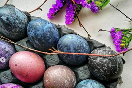 Ubedljivo NAJLAKŠI NAČIN za farbanje jaja, a NESTVARNO LEP: Treba vam samo OVAJ ČAJ i u jednom farbanju dobijate NEKOLIKO predivnih nijansi