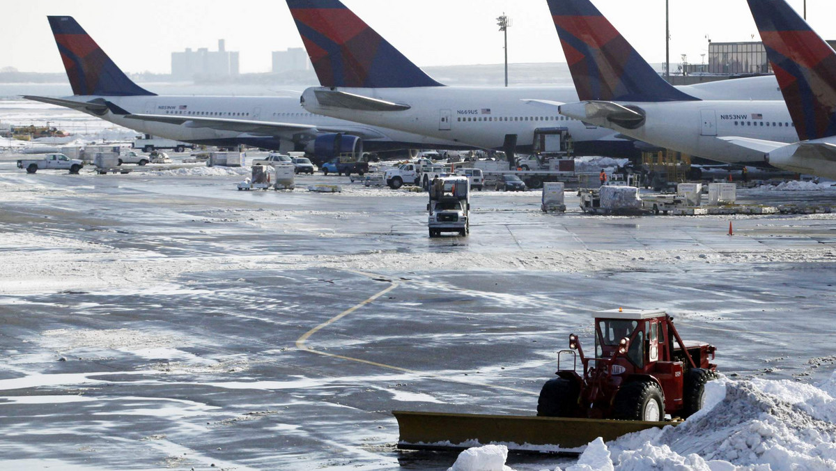 Linie lotnicze mogą odnotować straty nawet powyżej 600 milionów dolarów, ponieważ burze śnieżne spowodowały największą liczbę odwołań lotów od 1987 roku, kiedy rząd zaczął gromadzić dane.
