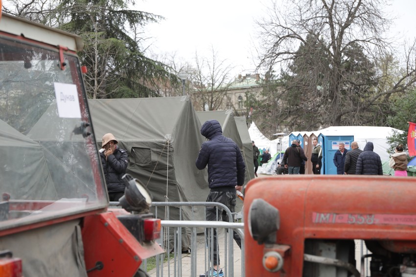 Traktori ispred Pionirskog parka