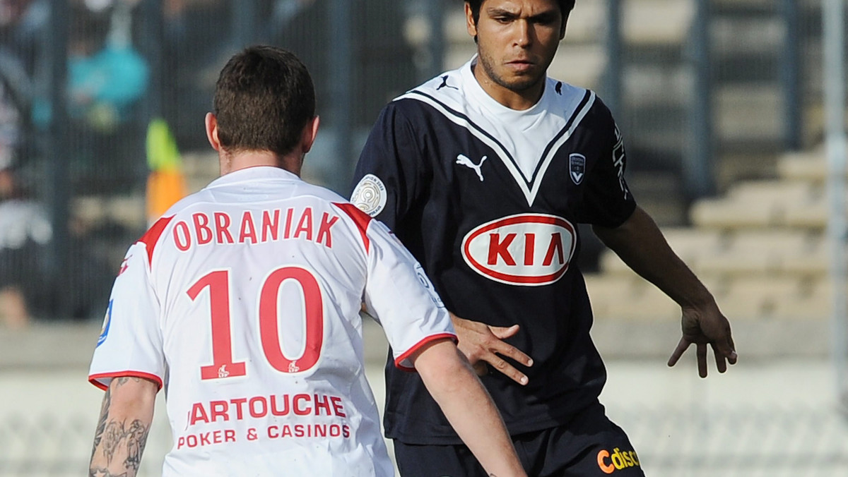 AJ Auxerre nie rezygnuje ze starań o Ludovica Obraniaka. Po tym, jak Lille odrzuciło pierwszą ofertę za reprezentanta Polski, klub Ireneusza Jelenia i Dariusza Dudki zamierza złożyć kolejną propozycję - 2,5 miliona euro i procenty z ewentualnej sprzedaży Obraniaka do kolejnego klubu.