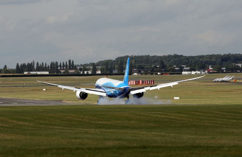 Lądowanie najnowocześniejszego samolotu świata Boeing 787 Dreamliner