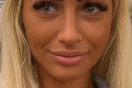 Ušla je u prodavnicu i čudila se što svi BULJE U NJU, a onda je POGLEDALA SVOJE OBRVE! Prizor za ŠOK, ljudi se drže za stomak od smeha