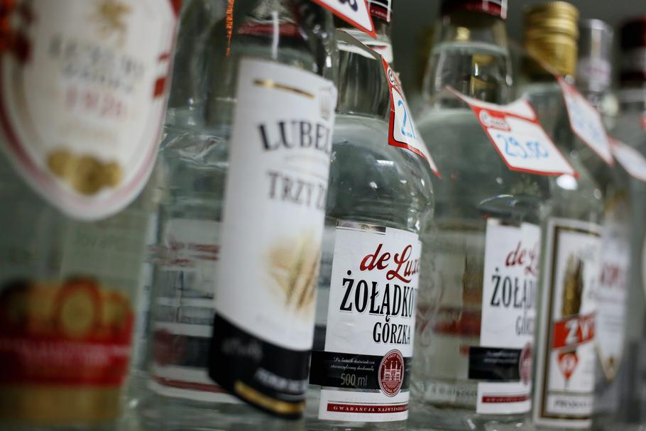 Legalnie sprzedawane alkohole wysokoprocentowe i niektóre gatunki niskoprocentowych muszą być oznaczone banderolą z akcyzą