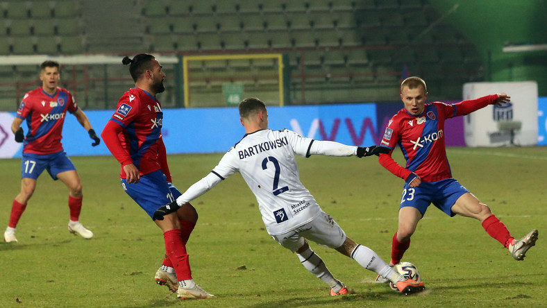 Ekstraklasa. Raków - Pogoń: Akcja meczu, piękny gol ...